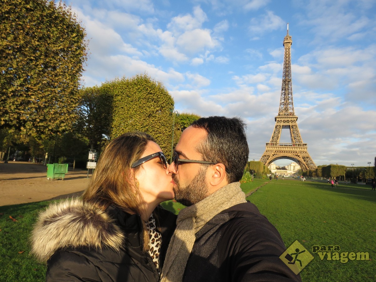 Beijo em frente a Torre Eiffel