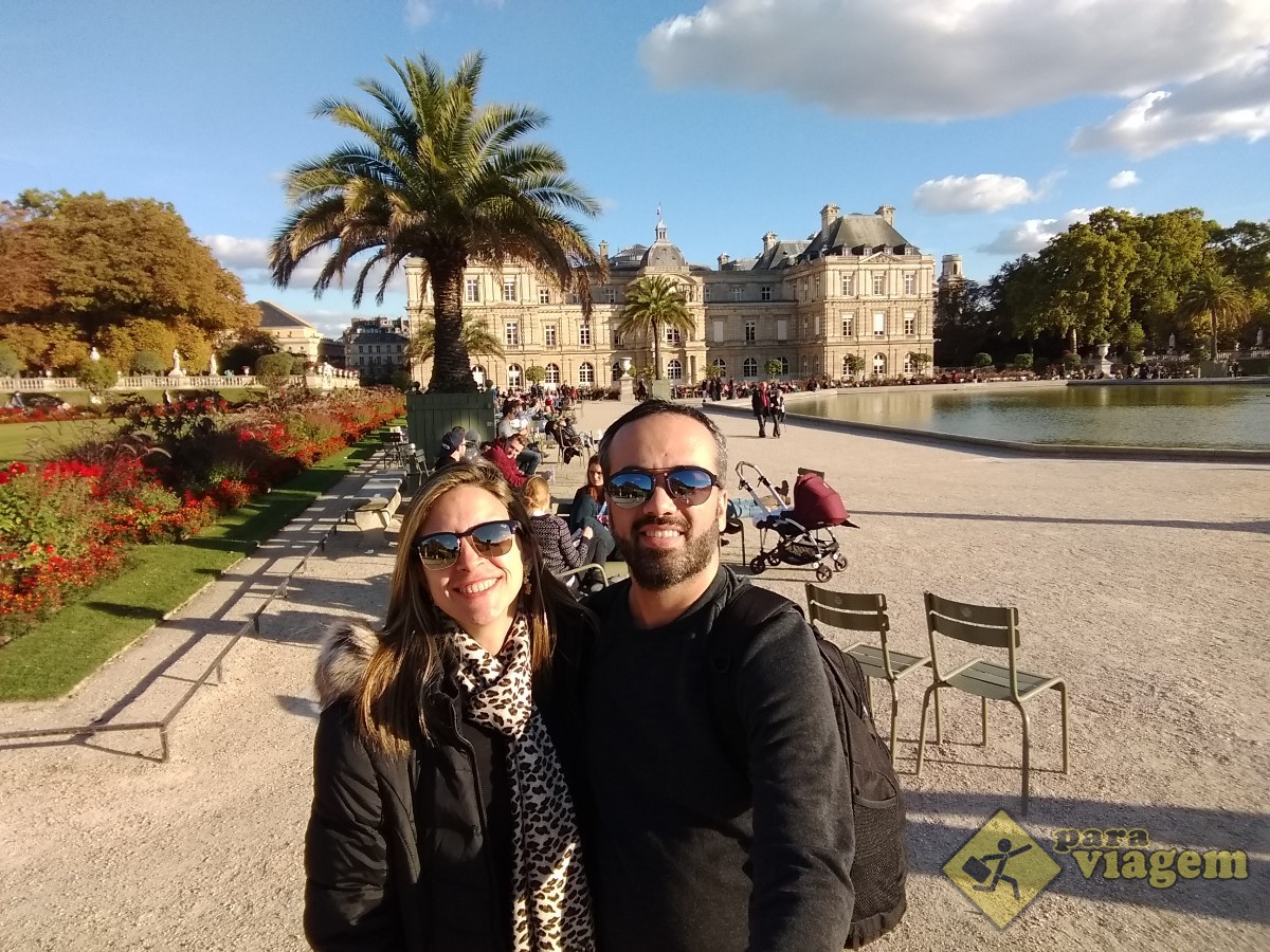 Casal no Jardins de Luxemburgo em Paris