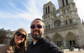 Casal na Catedral de Notre Dame em Paris