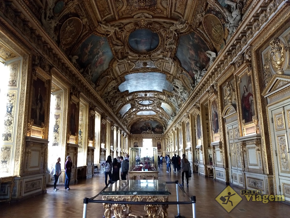 Interior do Museu do Louvre