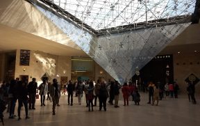 Pirâmide Invertida no Museu do Louvre