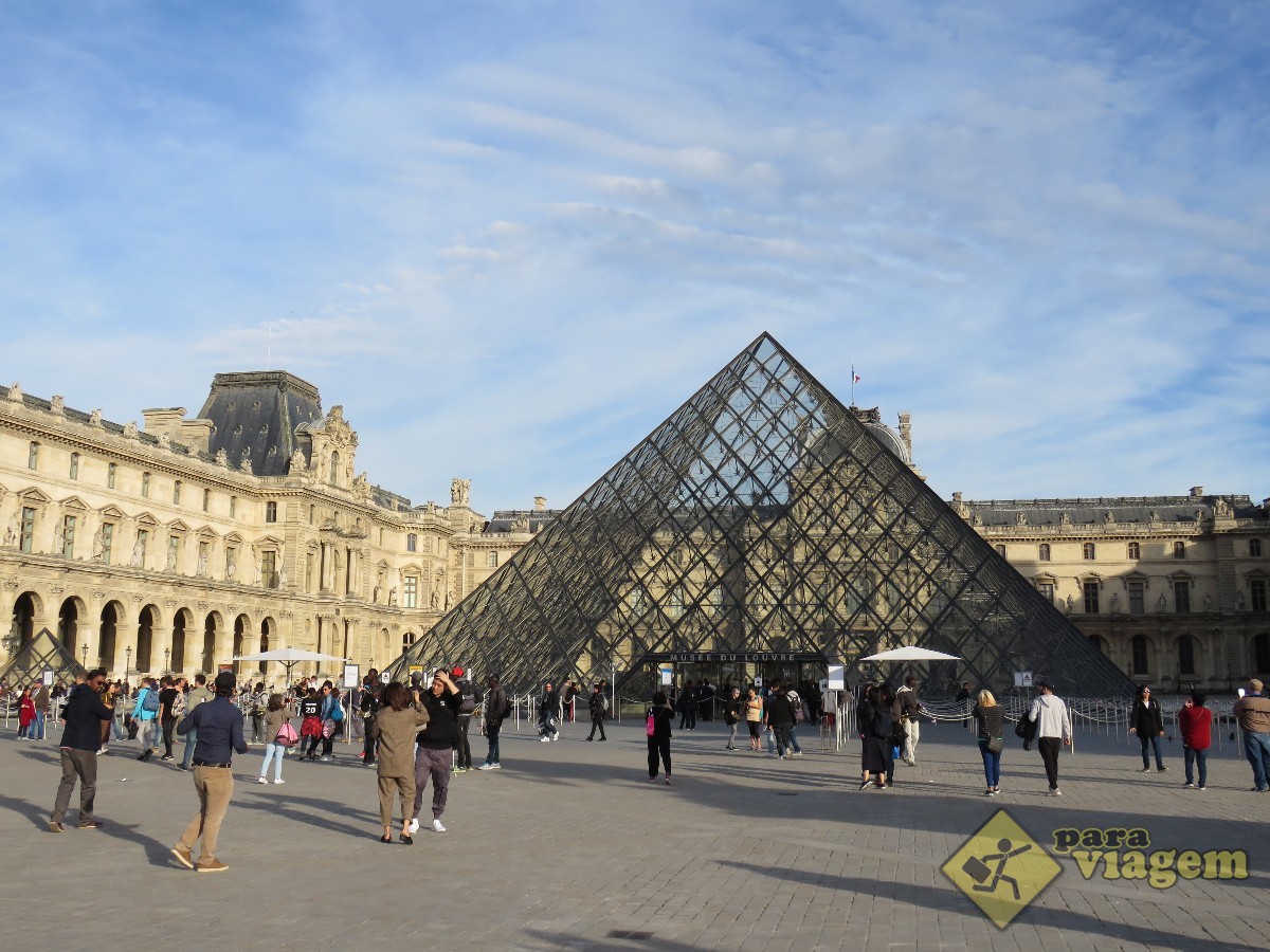 Pirâmide de Vidro no Museu do Louvre