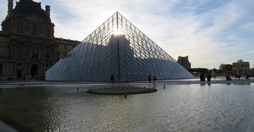 Pôr do Sol na Pirâmide do Louvre