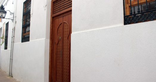Algumas casas possuem portas em estilo mourisco