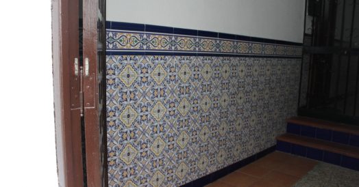 Outras apresentam azulejos multicoloridos na entrada