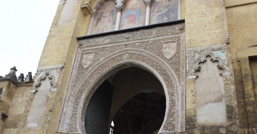 Detalhes mouriscos na entrada da Catedral