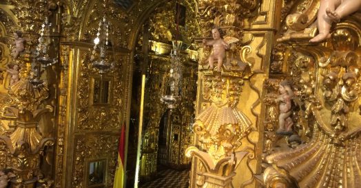 Detalhes dourados e barrocos de dentro do altar