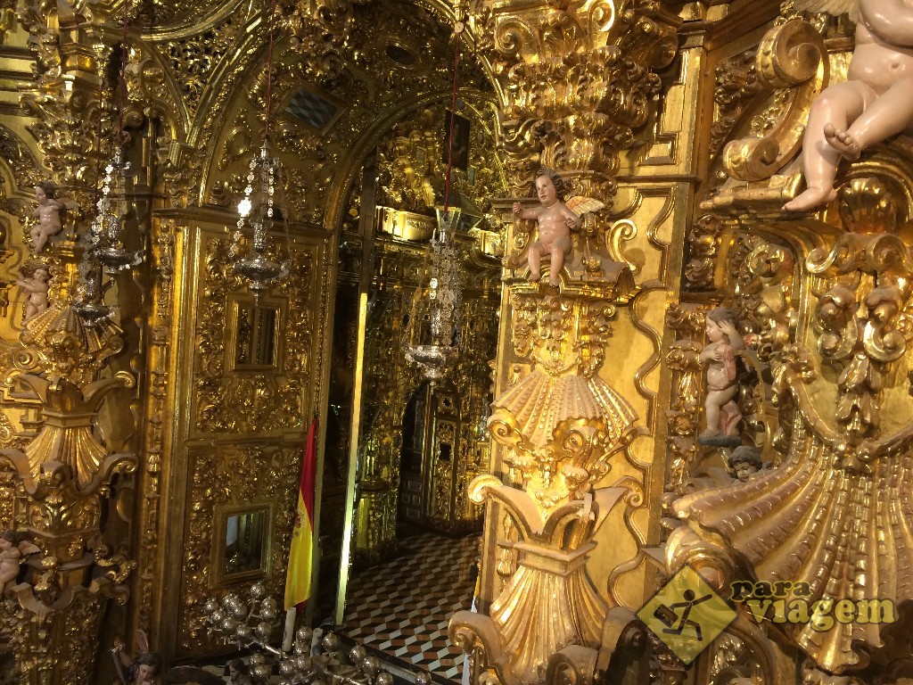 Detalhes dourados e barrocos de dentro do altar