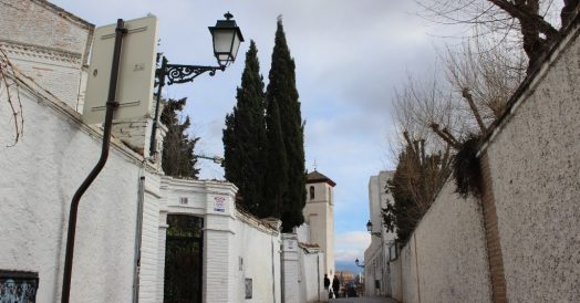 Albaicín: ruas estreitas com muros altos e brancos