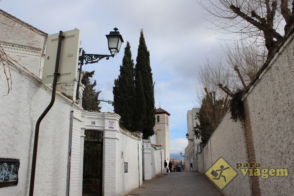 Albaicín: ruas estreitas com muros altos e brancos