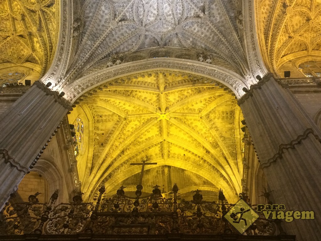 Teto com detalhes góticos da Catedral de Sevilha