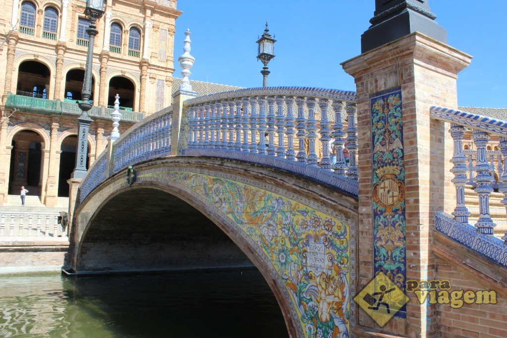 Ponte decorada sobre o canal da Pl. España