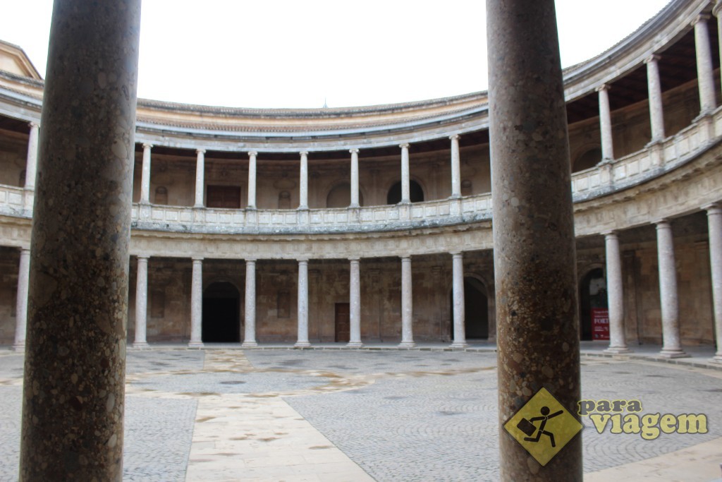 O pátio interno do Palácio de Carlos V