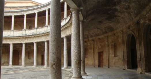 Colunas do pátio interno do Palácio de Carlos V