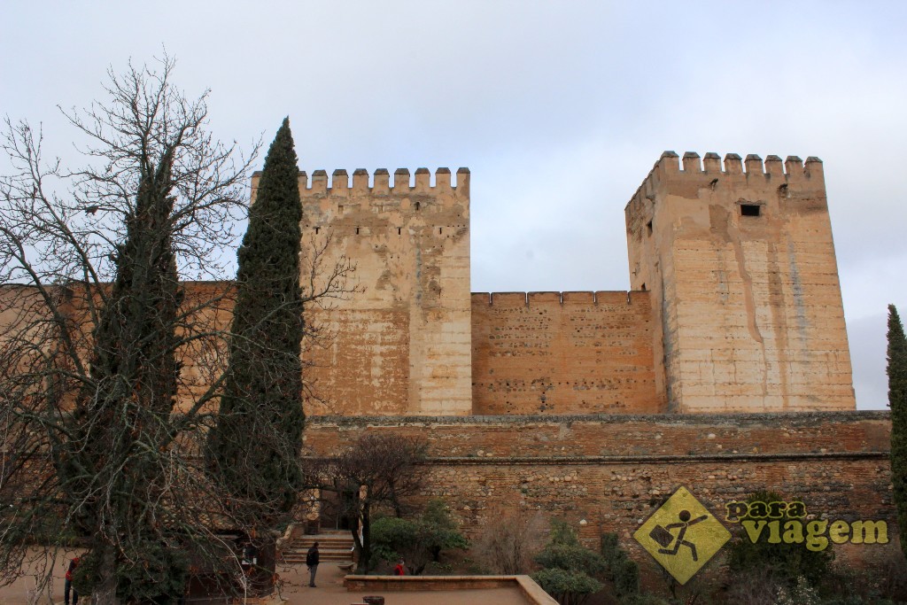 Torre de la Quebrada (esq) e Torre del Homenaje (dir)