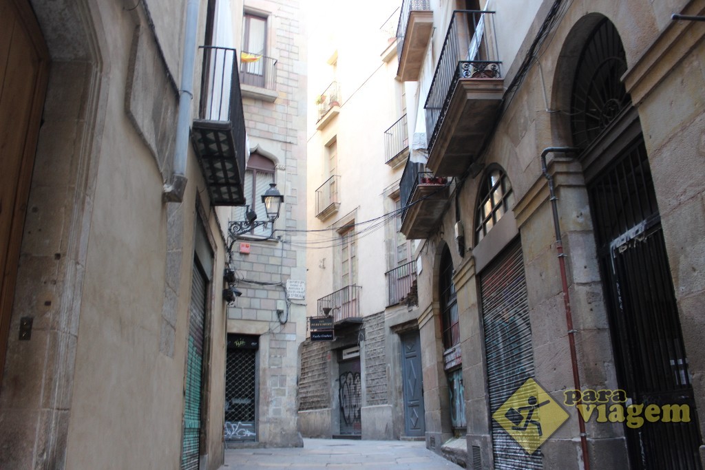 Uma das ruas do El Call do Bairro Gótico de Barcelona