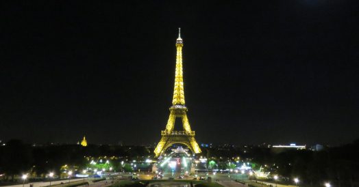 Vista da Torre Eiffel a noite no Trocadero