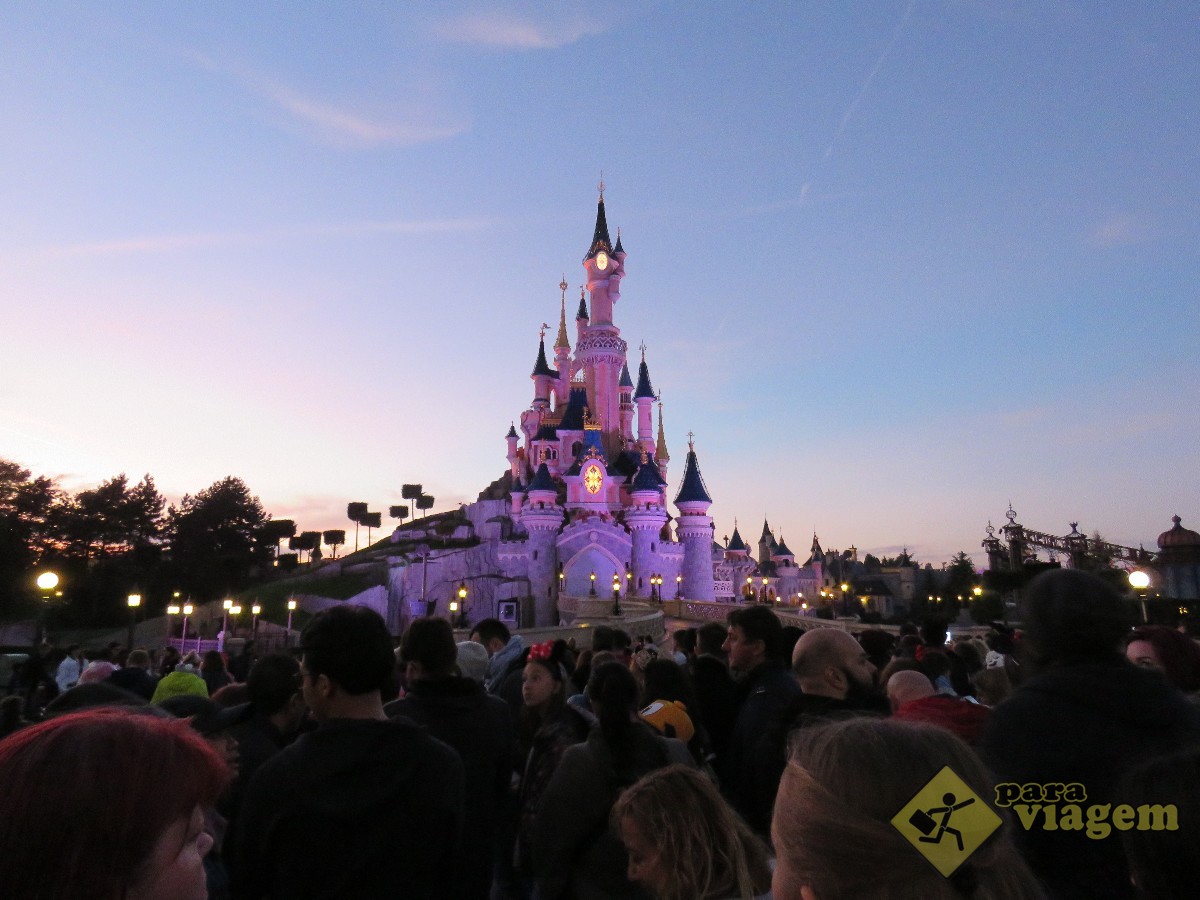 Castelo no Pôr do Sol na Disneyland Paris