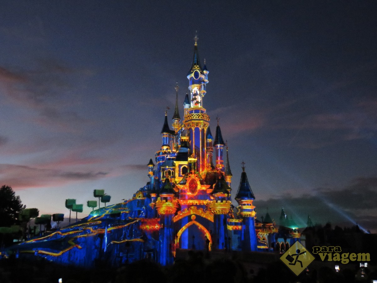 Castelo no Show Disney Illuminations de Paris