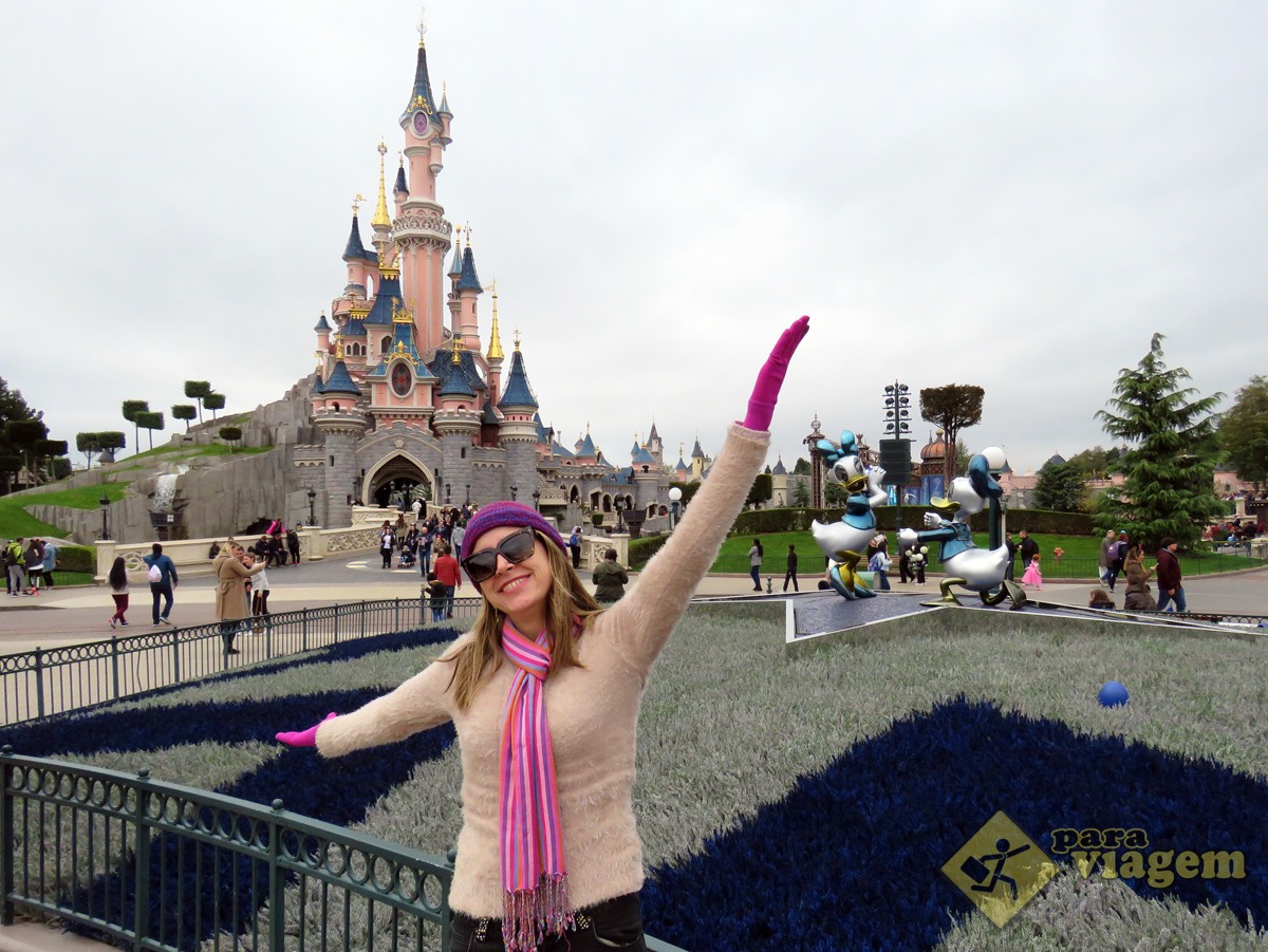 Posando em Frente ao Castelo da Disney de Paris
