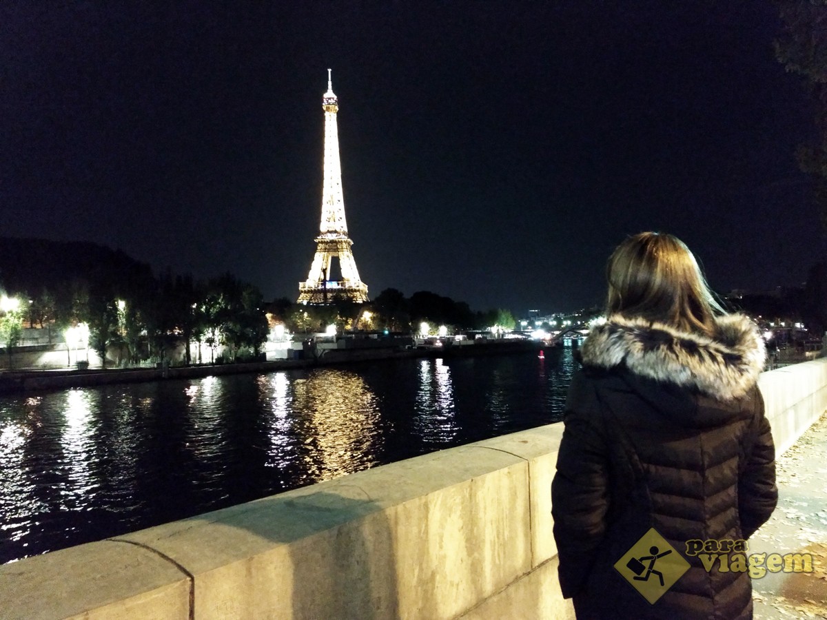 Margem do Rio Sena com vista da Torre Eiffel