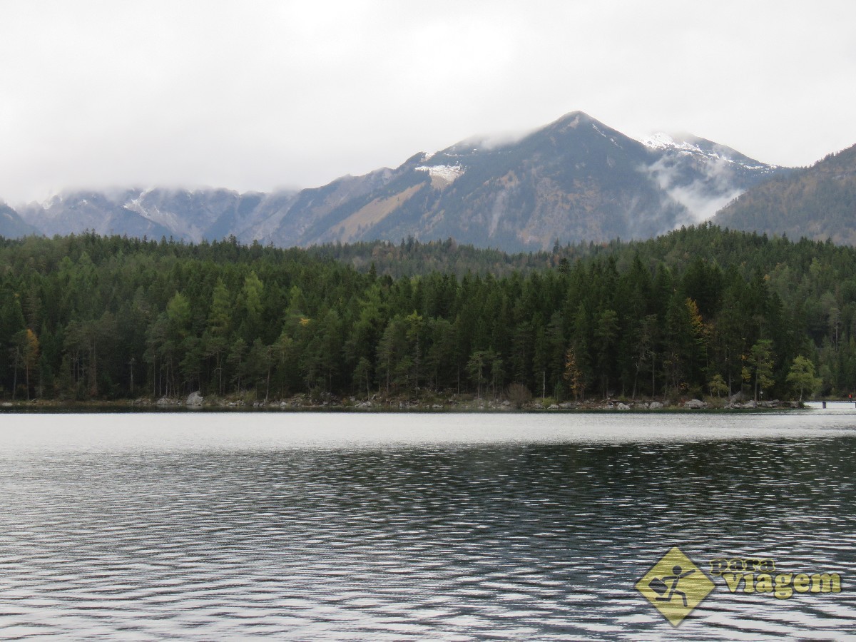 Lago Eibsee com Montanhas ao Fundo