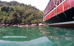 Barco na Lagoa Verde em Ilha Grande