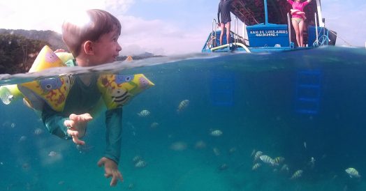 Criança e Peixes na Lagoa Azul