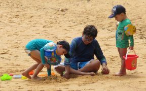 Crianças na Areia da Praia de Araçatibinha