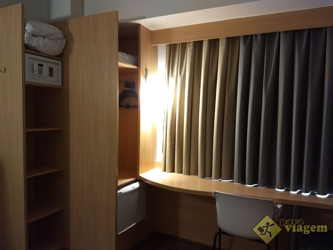 Mesa de trabalho e armário no ibis Paulista