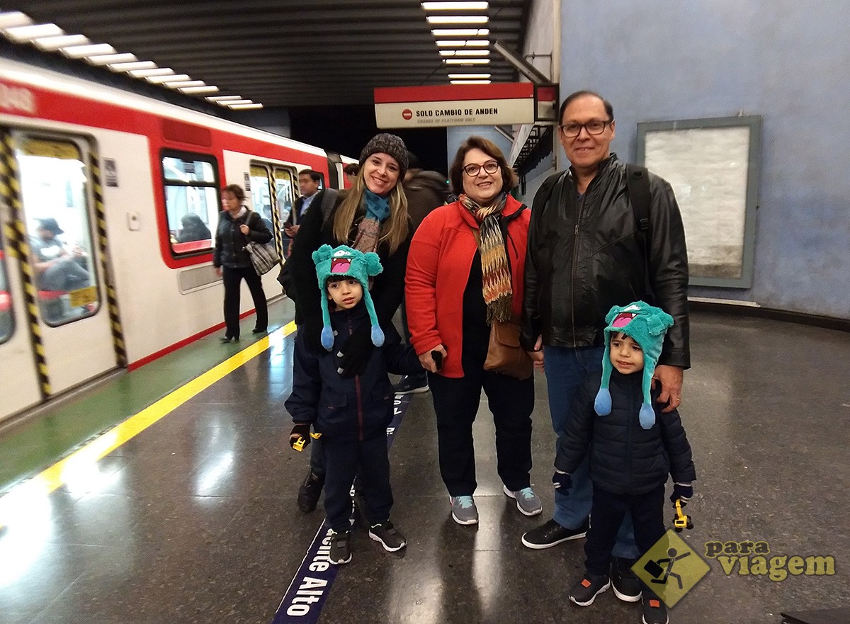 Família no metrô de Santiago