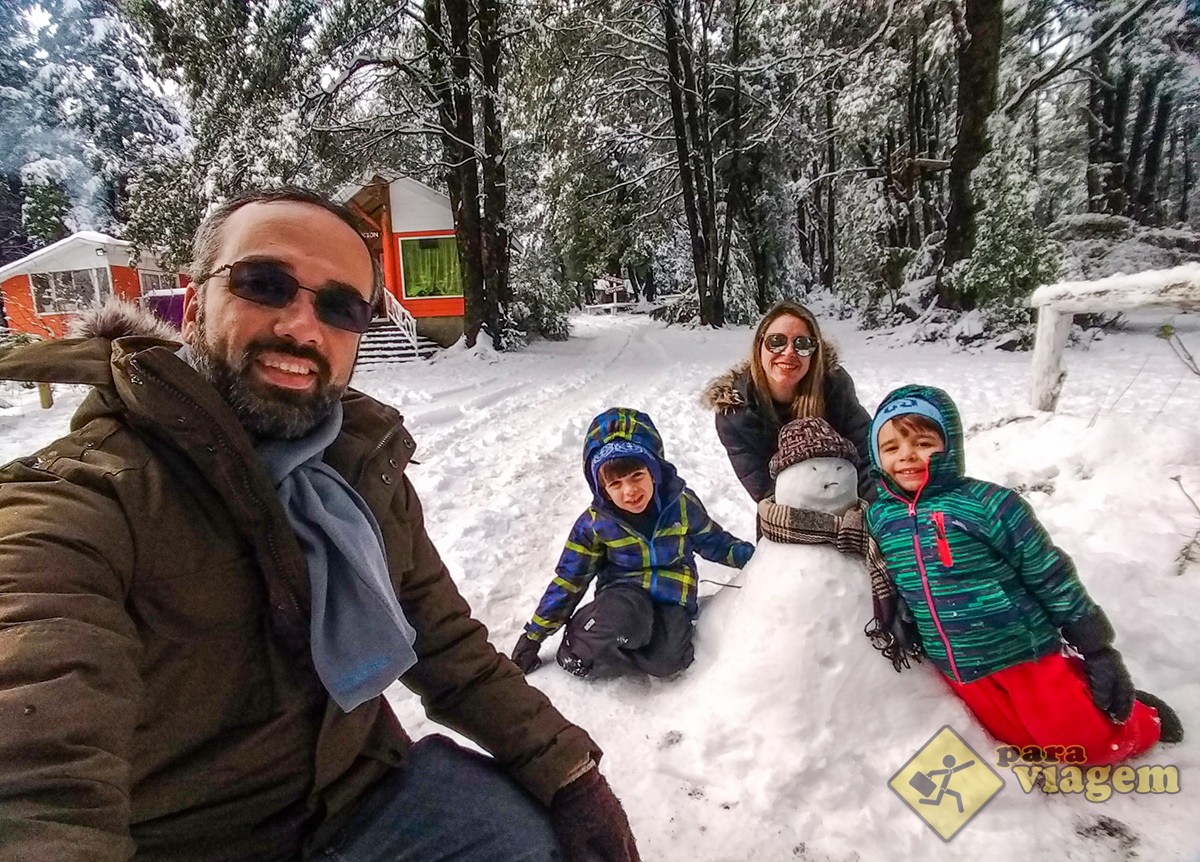 Família no Chile brincando na neve no vulcão Villarrica