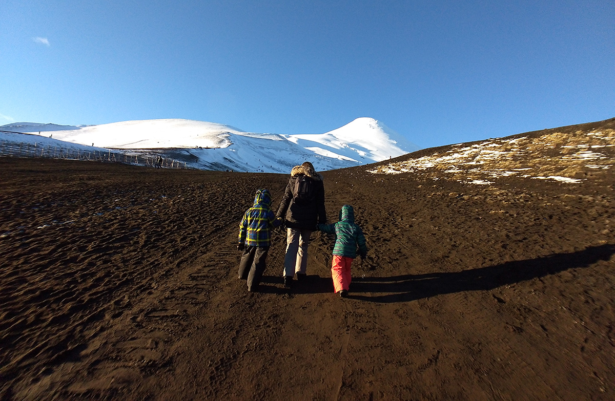 Família no Chile subindo o vulcão Osorno