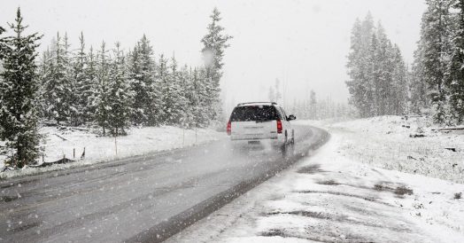 Estrada canadense no inverno