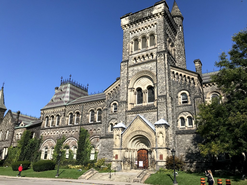 Um dos belos prédios da Universidade de Toronto