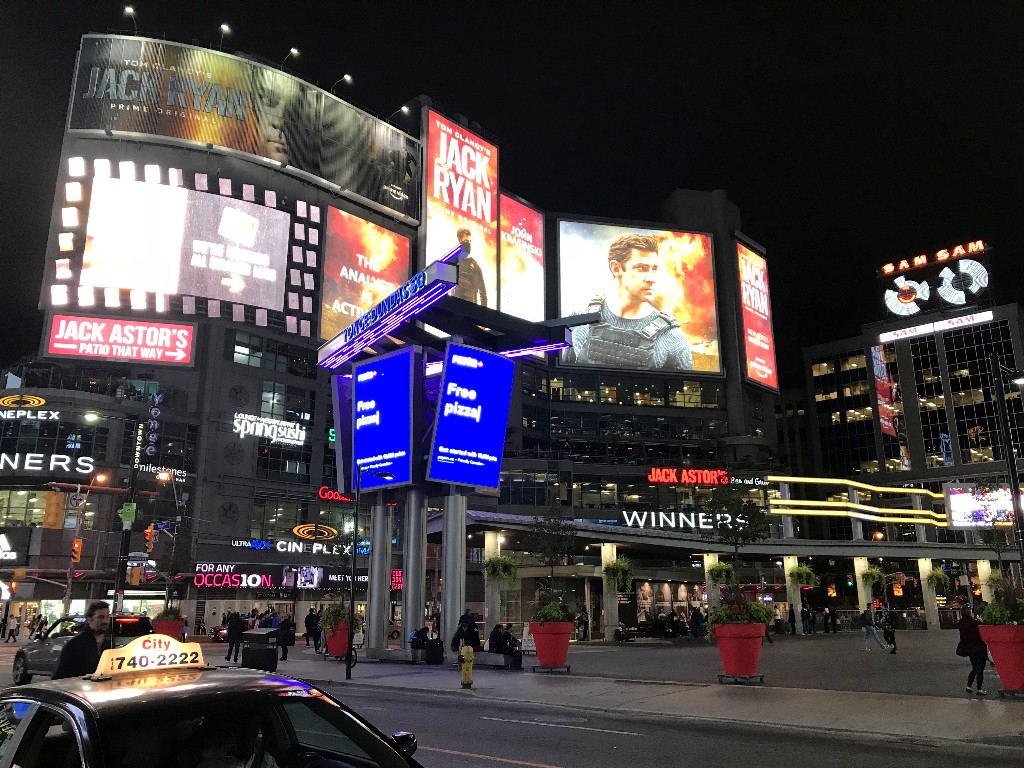 Yonge-Dundas Square à noite