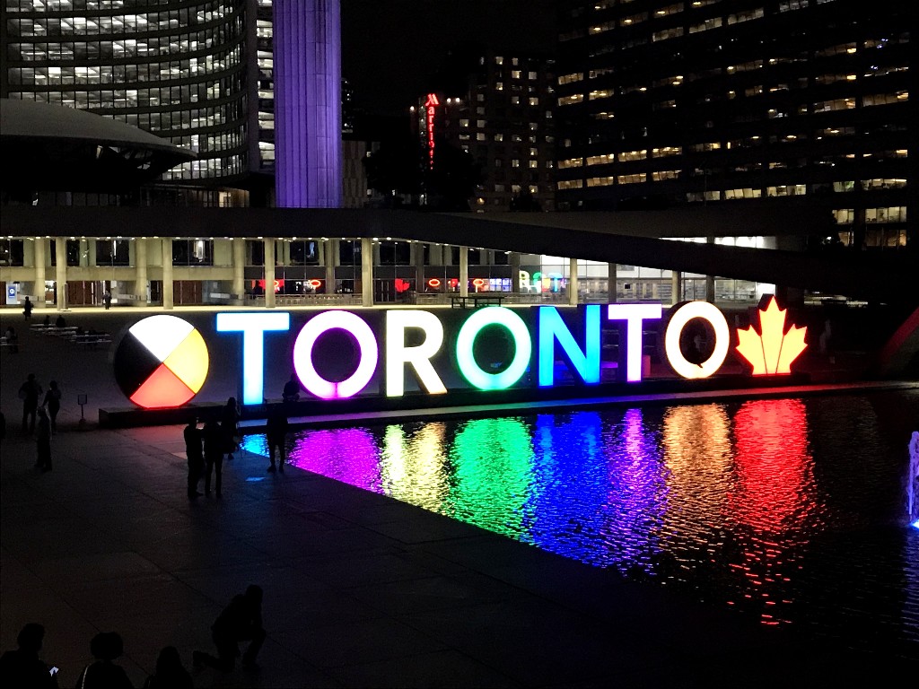 O 3D Toronto Sign muda de cor o tempo todo