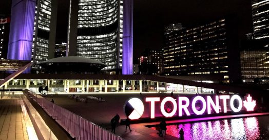 O 3D Toronto Sign iluminado à noite