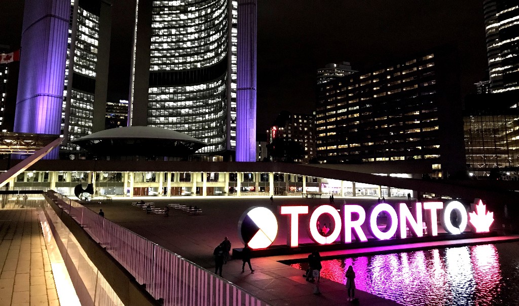 O 3D Toronto Sign iluminado à noite