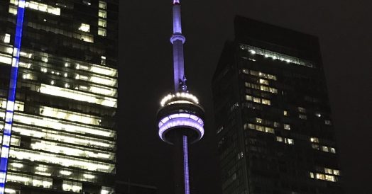 A CN Tower também muda de cor
