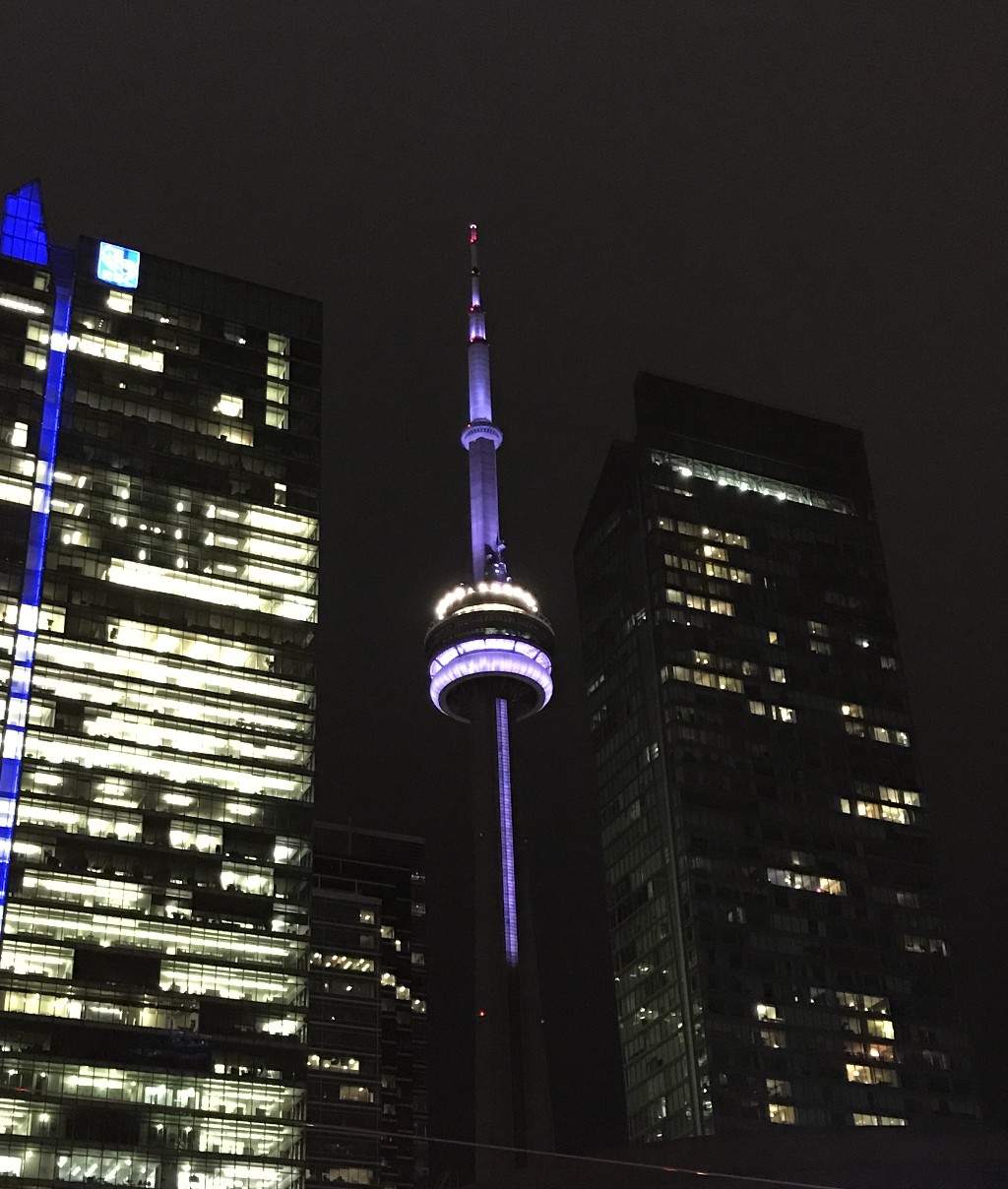 A CN Tower também muda de cor