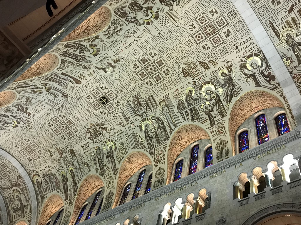 O belo teto com mosaicos em ouro velho e dourado