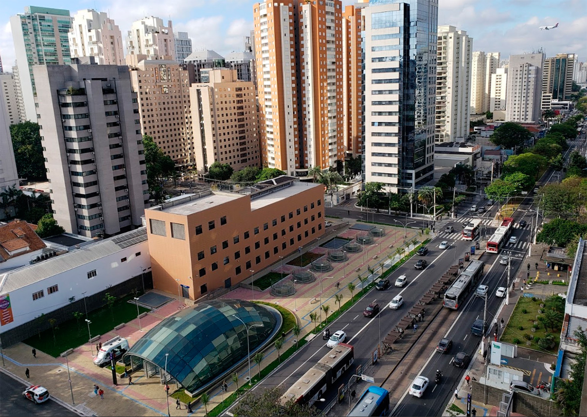 Metrô Moema na Avenida Ibirapuera