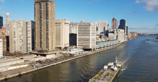 Vista do East River de dentro do teleférico