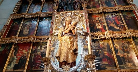 Virgem Maria de Almudena com menino Jesus no colo