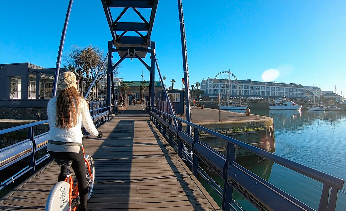 Cruzando a ponte de bicicleta no V&A