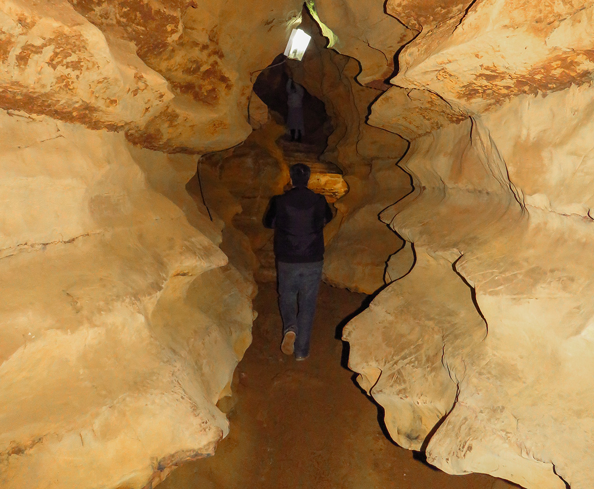 Caminhando pelas Echo Caves na África do Sul