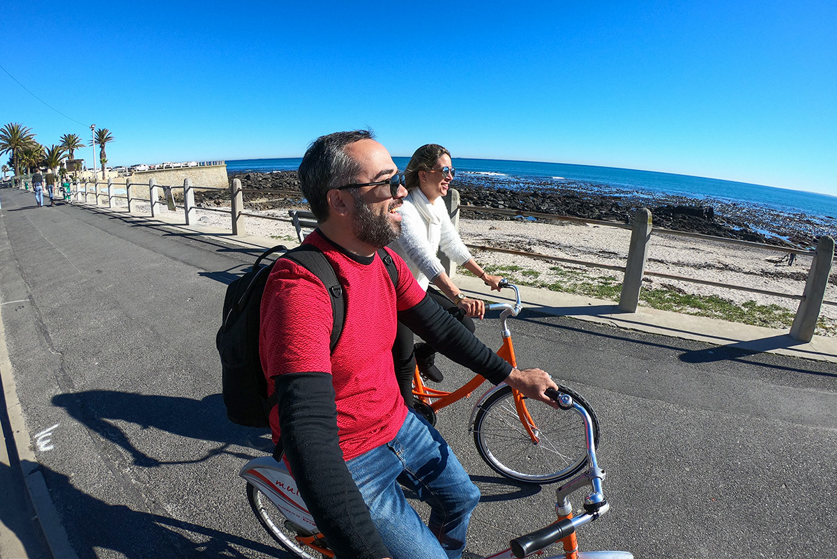 Casal passeando de bicicleta em Cape Town