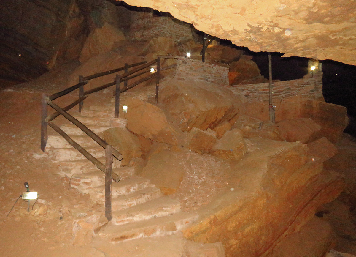 Escada no interior das Echo Caves