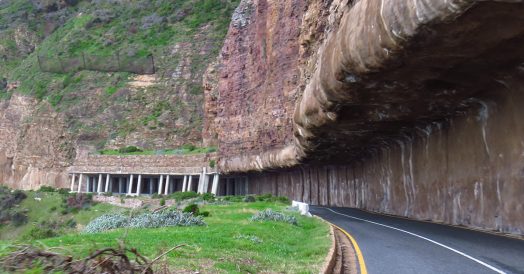 Túnel de pedra na Champan's Peak Drive